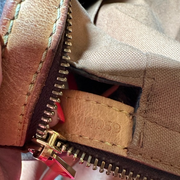 Authentic Louis Vuitton Beautiful 2009 Monogram Stressa MM with all new piping. - Picture 17 of 17